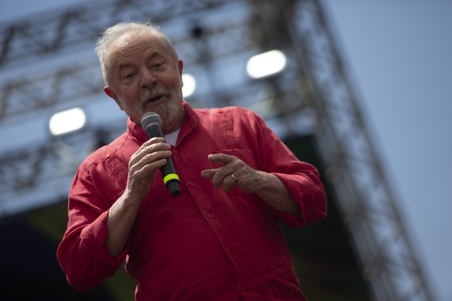 Lula participa de comício ao lado de Haddad em Grajaú, São Paulo, na tarde de sábado.