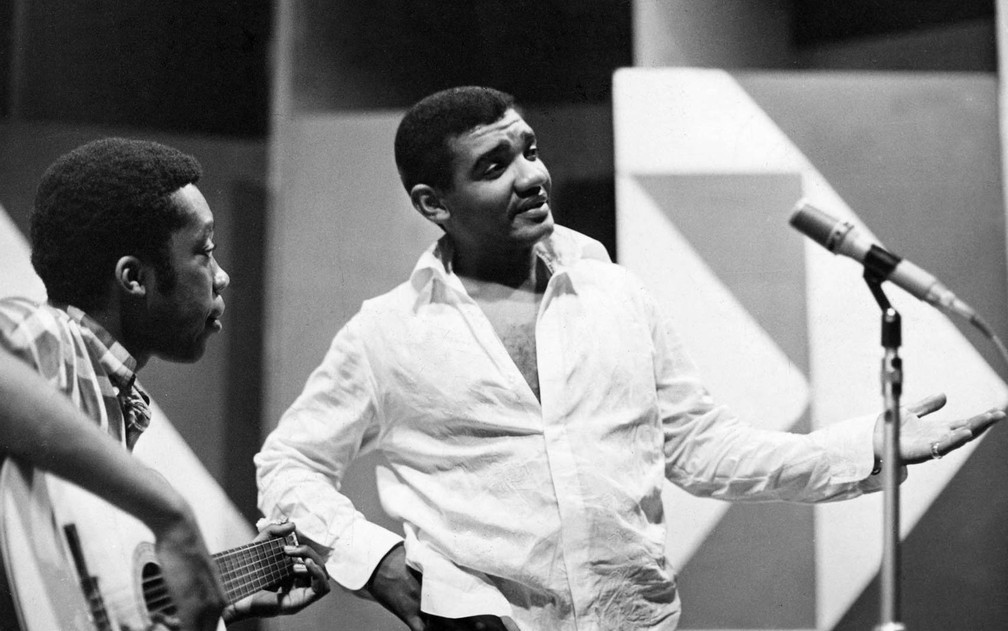 Os cantores Milton Nascimento (esq.) e Wilson Simonal ensaiam para apresentação no programa transmitido pela Record 'Show em Si ...monal', na capital paulista em maio de 1969 — Foto: Estadão Conteúdo/Arquivo