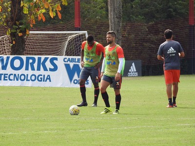 Zé Ricardo repete time em coletivo; Diego estreia só contra o Grêmio