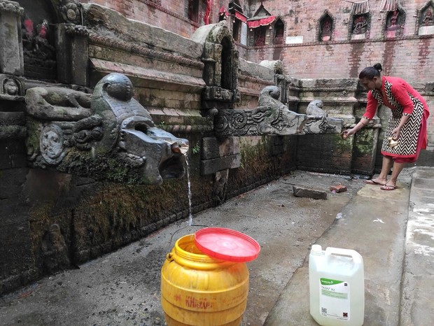 Photo/File #: NPL Hitis (Water Fountains) of the Kathmandu Valley (2)Country: NepalSite: Hitis (Water Fountains) of the Kathmandu ValleyCaption: Hitis that are still giving waterDate: 2021-04-19Photographer: Chiva ChaityaProvenance: Watch 2022 (Foto: Hitis que ainda está dando água, 2021.)