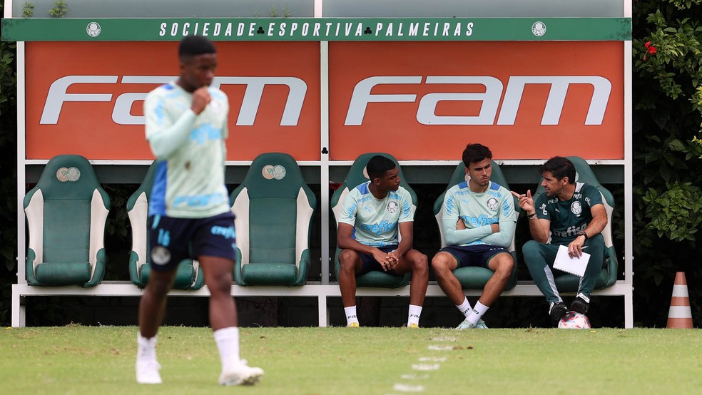 Luis Guilherme e Pedro Lima conversam com Abel Ferreira com Endrick em campo � Foto: Cesar Greco/Palmeiras