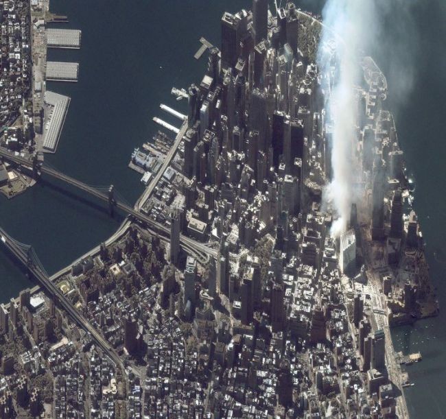 Área de poeira e fumaça branca onde ficavam as torres gêmeas, cada uma com 412 metros de altura (Foto: Reprodução NASA)