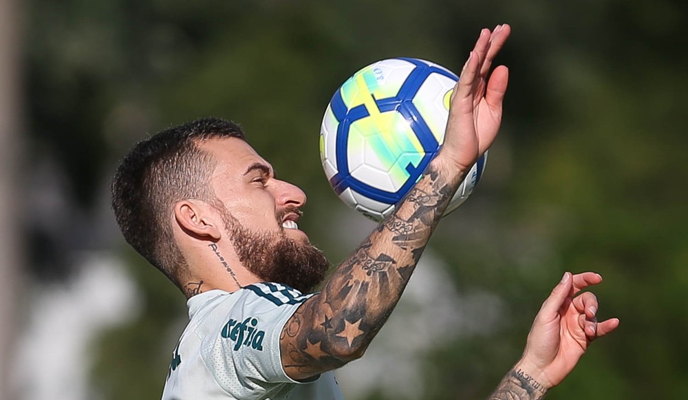 Treino com bola no Palmeiras indica zaga diferente e possível saída de Lucas Lima