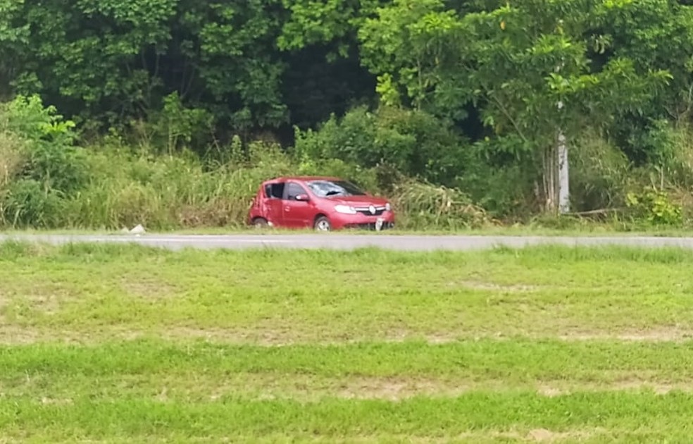 Três pessoas ficam feridas após carro capotar na BR-324 — Foto: Ascom/Graer