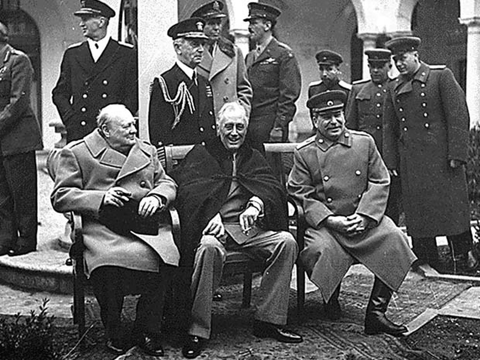Foto histórica mostra o encontro do prrmiê britânico Winston Churchill (esquerda), presidente dos EUA Franklin D. Roosevelt (centro) e premiê soviético Josef Stalin (direita) em 1945 — Foto: AFP PHOTO/HO