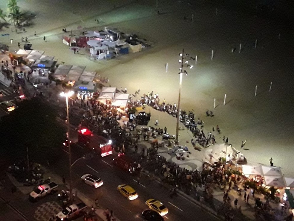 Imagem aérea mostra movimentação no calçadão de Copacabana (Foto: Reprodução/Redes Sociais)