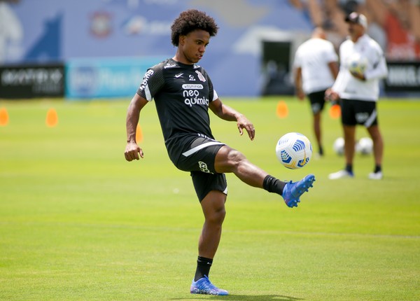 Willian participa de treino do Corinthians e pode ser relacionado contra o Flamengo