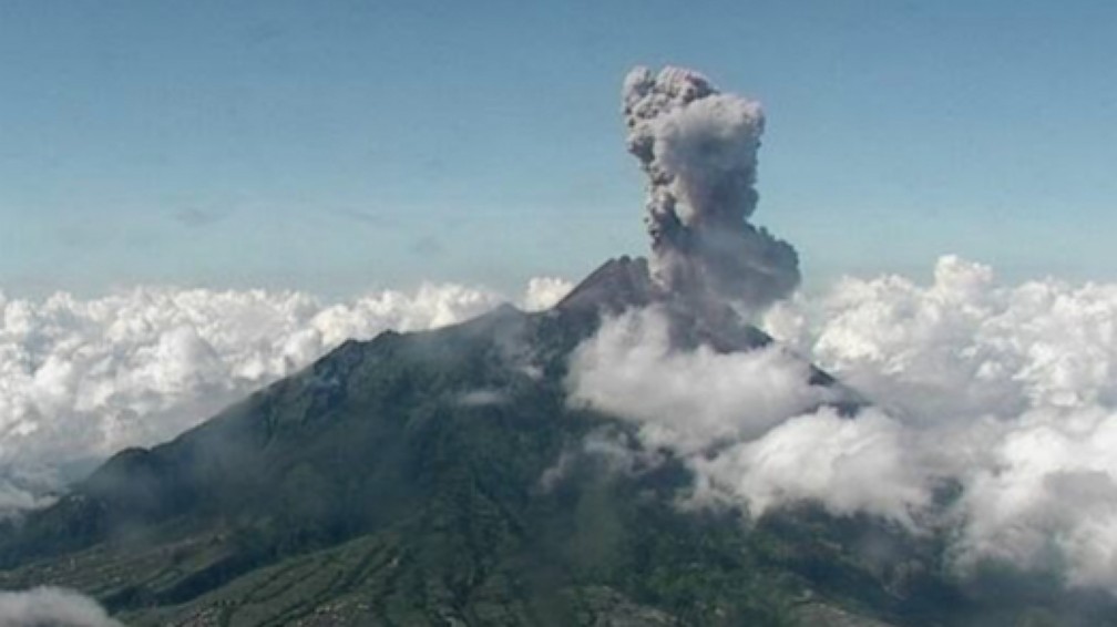 Vulcão Krakatoa entra em erupção na Indonésia — Foto: Centro de Investigação e Desenvolvimento Tecnológico de Desastres Geológicos da Indonésia / Via AFP Photo