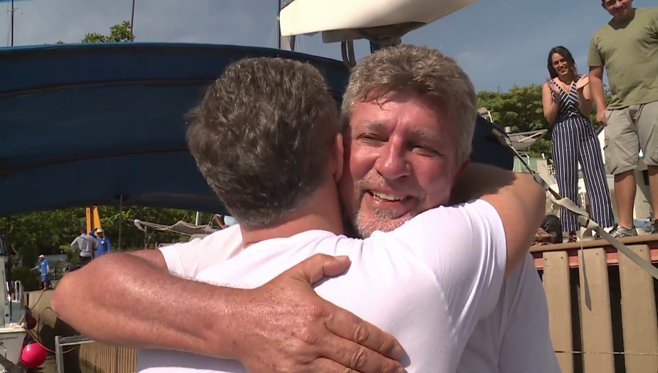 Luciano Huck realiza sonho e dá barco de presente a ...