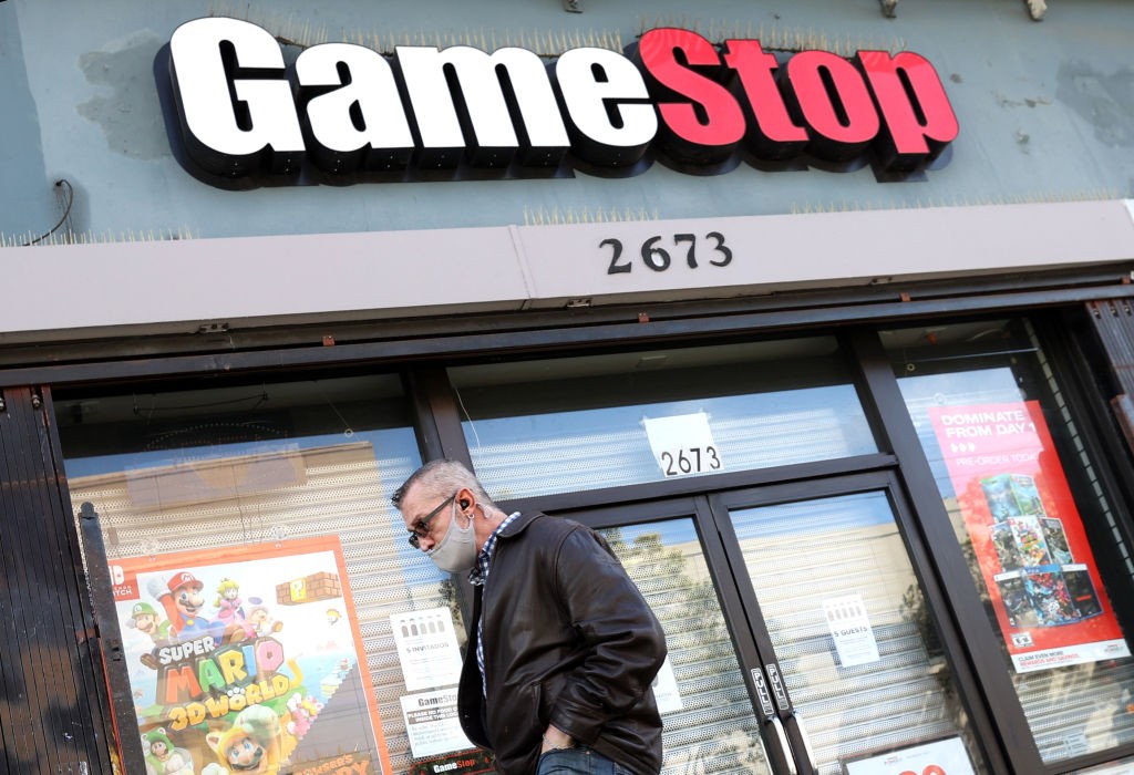 SAN FRANCISCO, CALIFORNIA - MARCH 10: A pedestrian walks by a GameStop store on March 10, 2021 in San Francisco, California. Trading of GameStop shares was halted several times on Wednesday due to volatility after the stock surged to a record high of $348 (Foto: Getty Images)