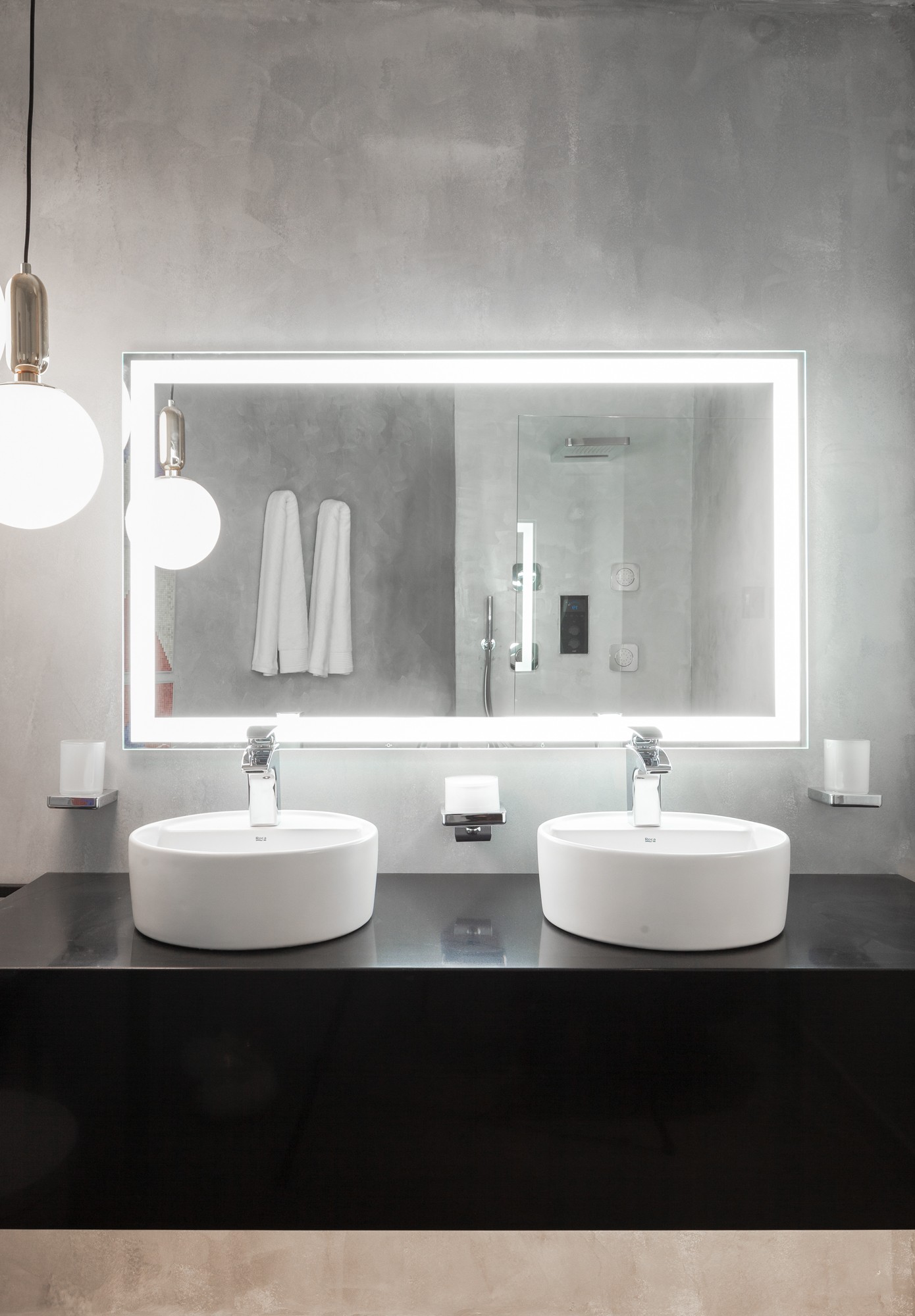 O arquiteto Ignacio Uliart usou o espelho Iridia 1000 x 700, com iluminação em LED, em que é possível regular a intensidade da luz para ampliar o espaço do banheiro (Foto: Divulgação)