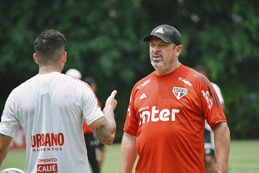 Vizolli comenda treino tático no São Paulo — Foto: Divulgação