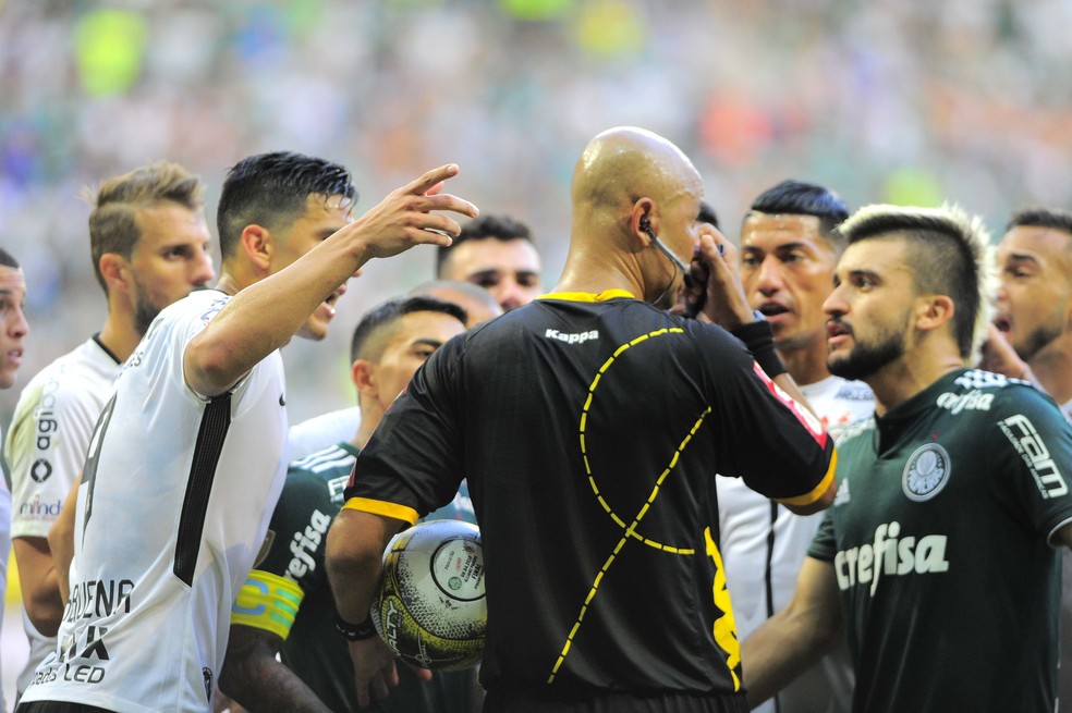 Jogadores do Palmeiras reclamam com árbitro Marcelo Aparecido Ribeiro de Souza (Foto: Marcos Ribolli)