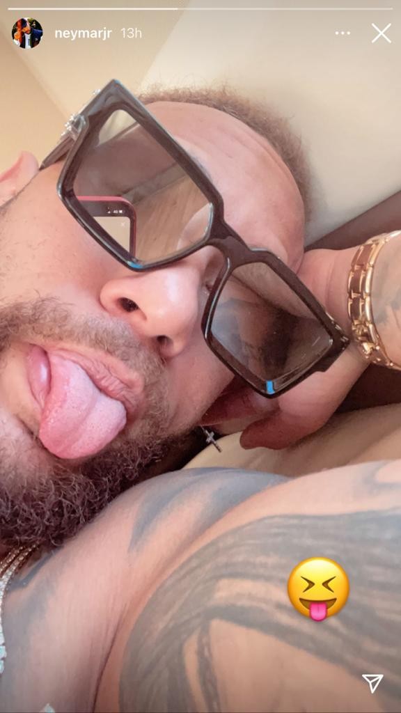 Neymar faz careta na cama (Foto: Reprodução/Instagram)