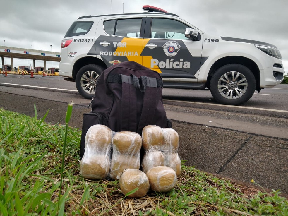 Droga estava na bagagem de mão do passageiro abordado em Santa Cruz do Rio Pardo  — Foto: Polícia Rodoviária / Divulgação 