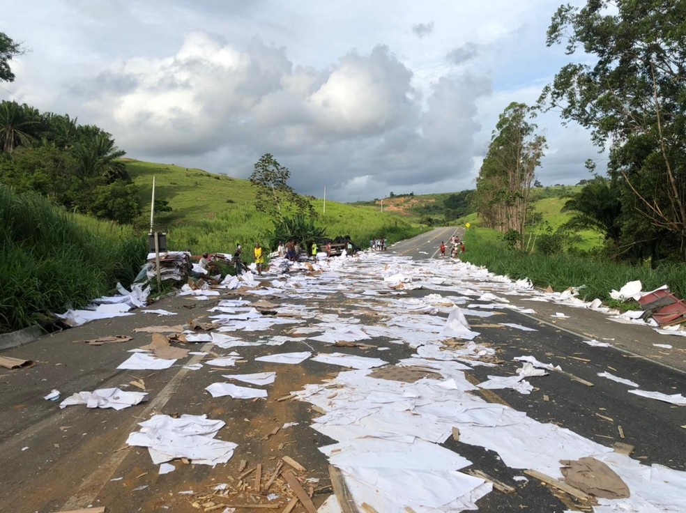 Carreta que transportava papéis tomba na BR-101 e deixa motorista do veículo ferido — Foto: Redes Sociais