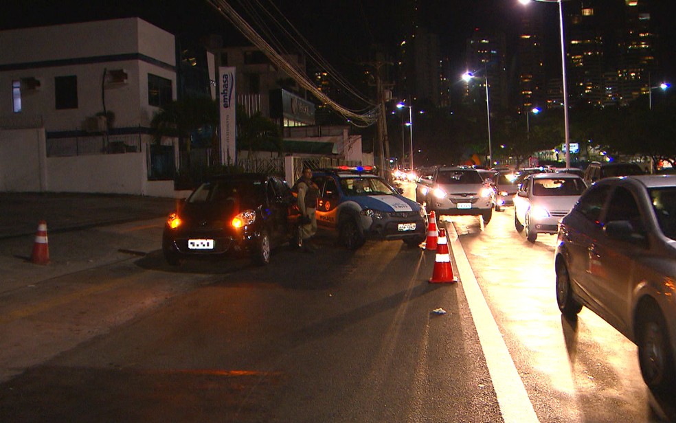 Homem foi morto dentro de carro no bairro do Rio Vermelho, em Salvador (Foto: Reprodução/TV Bahia)