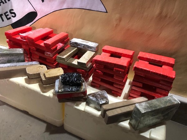 Barras de maconha apreendidas pelos policiais militares em fábrica clandestina de drogas no Barreiro — Foto: Luciana Mussi/ TV Globo