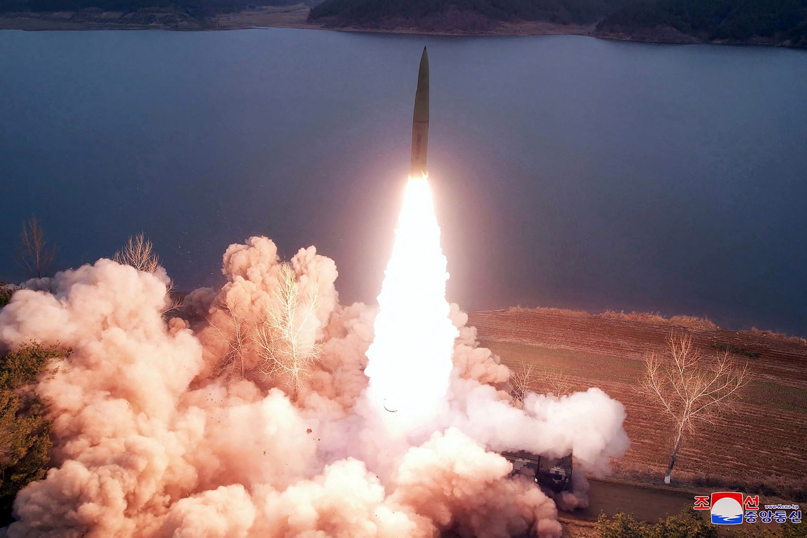 Agência Central de Notícias da Coreia do Norte divulga imagem de míssil sendo lançado em lugar não revelado — Foto: AFP