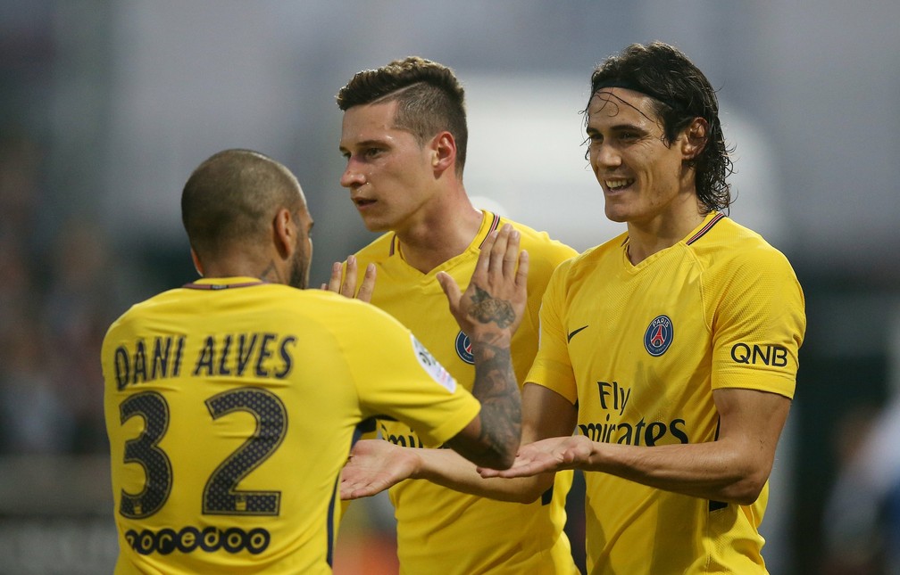  Daniel Alves e Cavani jogaram juntos no PSG — Foto: Reuters