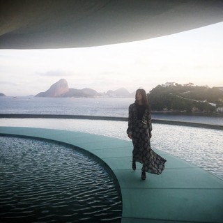 Chegando no mágico Museu de Arte Contemporânea de Niteóri, desenhado por Oscar Niemeyer, usando look Louis Vuitton   