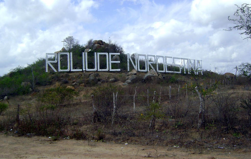 Letreiro 'Roliúde Nordestina' dá as boas-vindas aos visitantes de Cabaceiras — Foto: Karoline Zilah/G1/Arquivo