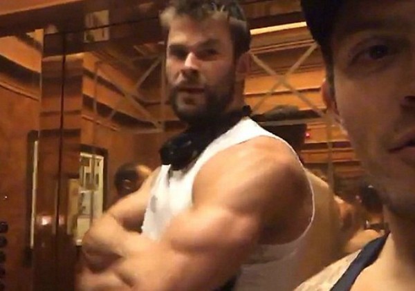 O ator Chris Hemsworth mostra os músculos em selfie de um fã (Foto: Reprodução)