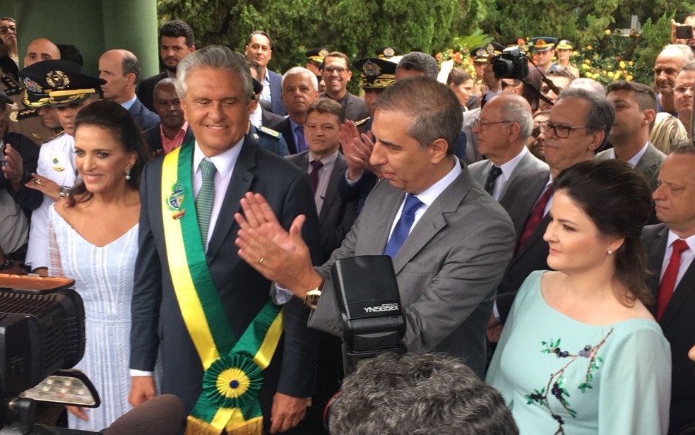 José Eliton passa faixa para o novo governador Ronaldo Caiado, em Goiânia, Goiás — Foto: Silvio Túlio/G1