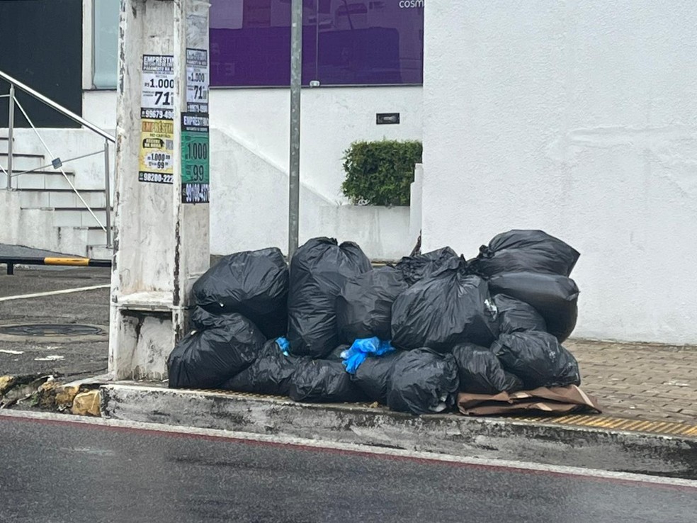 Lixo acumulado na Avenida Prudente de Morais, uma das principais vias de Natal — Foto: Vinicius Marinho/Inter TV Cabugi