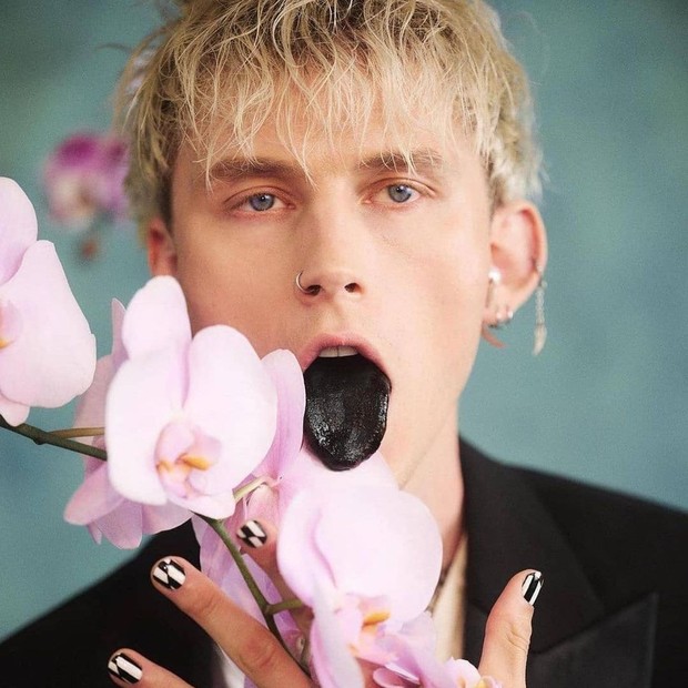 Homens com unhas pintadas  (Foto: Reprodução/Instagram)