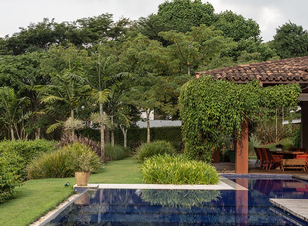 Casa com piscina recebeu projeto de paisagismo de Catê Poli (Foto: Divulgação)