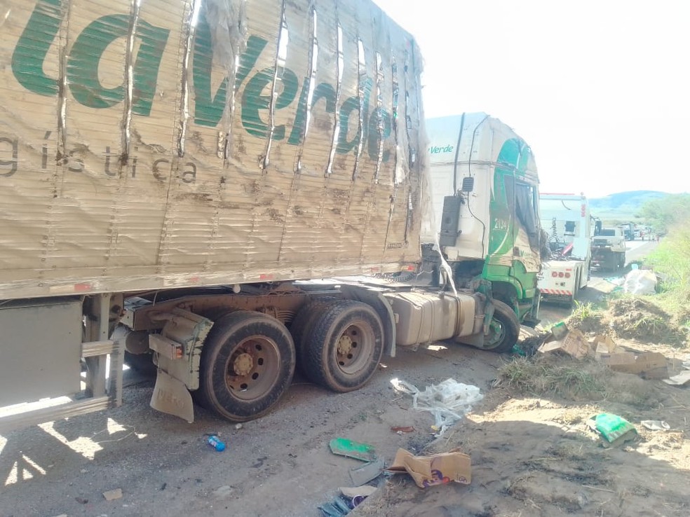 Caminhão que transportava produtos de limpeza tomba no sul da Bahia e parte da carga é saqueada — Foto: Reprodução/Redes Sociais