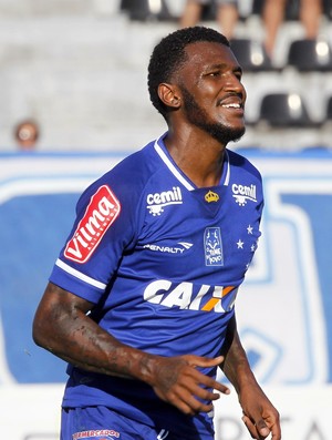 Após marcar dois no Boa, Douglas Coutinho diz que não costuma ver gols