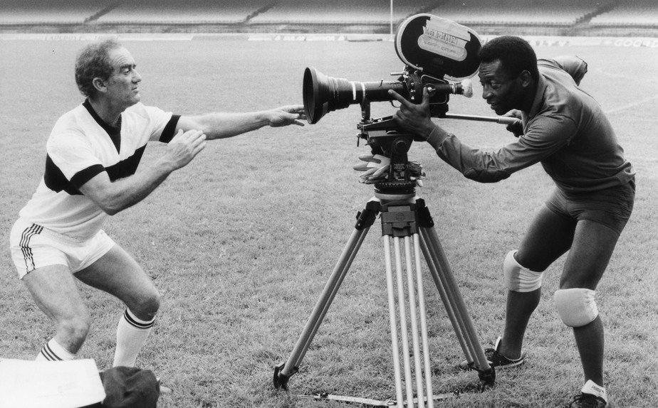 Filme - 'Os Trapalhões e o Rei do futebol' - Filmagem no Maracanã - Renato Aragão e Pelé.