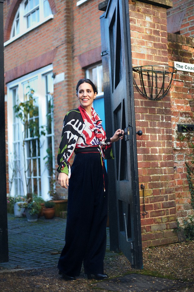 Carolina na porta de sua casa, nos arredores de Londres. Ela usa blusa Vivienne Westwood, calça Escada e sapatos Céline (Foto: Joe Hunt)