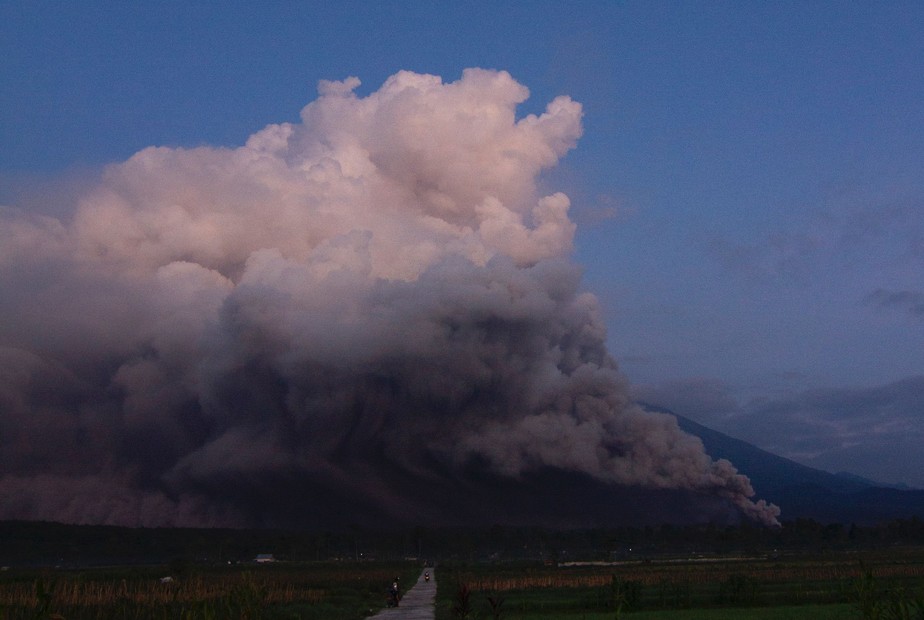 Erupção no vulcão Semeru de Java