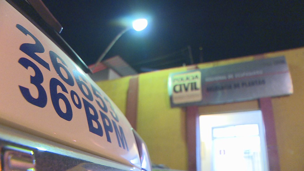 Suspeitos foram encaminhados para a delegacia. Polícia procura outros três envolvidos — Foto: Reprodução/TV Globo