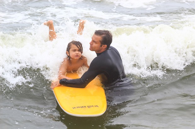 Cláudio Heinrich ensina o filho, Karl, de 6 anos de idade, a surfar (Foto: Fabricio Pioyani / AgNews)