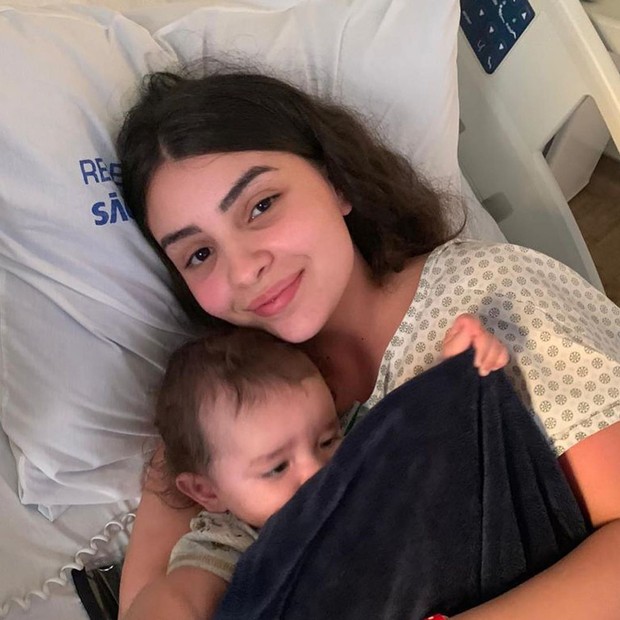 Maria Belén com o filho Nicolas no hospital (Foto: Reprodução/Instagram)
