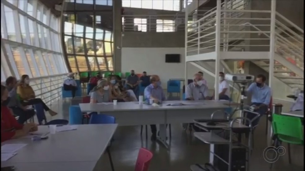 Prefeitos da regi&atilde;o de Votuporanga (SP) se re&uacute;nem para discutir a&ccedil;&otilde;es de combate ao coronav&iacute;rus &mdash; Foto: Reprodu&ccedil;&atilde;o/TV TEM