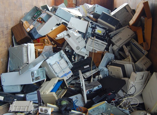 Além de preservar o meio ambiente, o descarte correto do lixo eletrônico cria oportunidades que ajudam a movimentar a economia local (Foto: PxFuel / CreativeCommons)