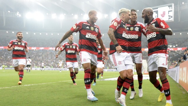 Jogadores do Flamengo comemoram segundo gol sobre o Vasco em clássico pelo Brasileirão