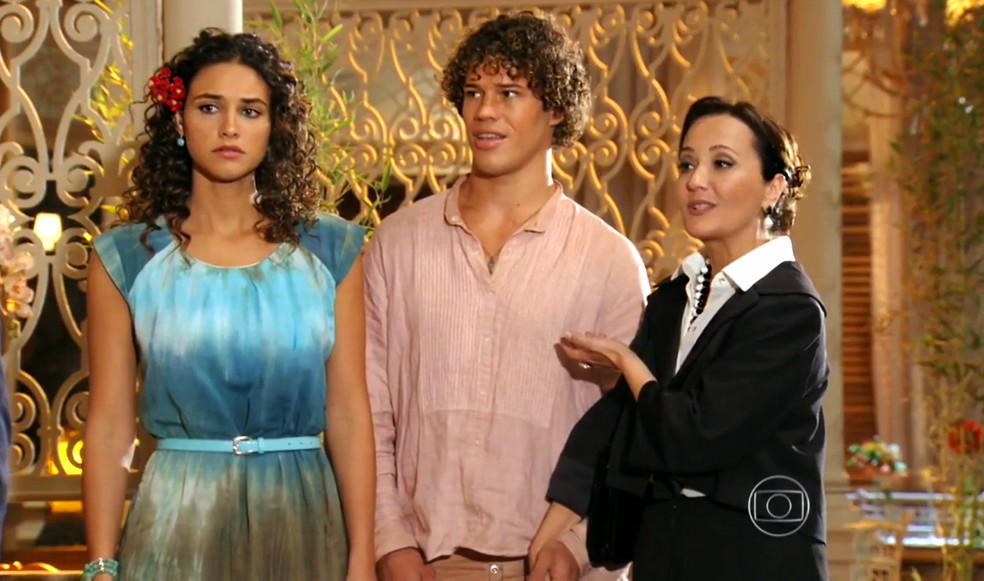 Guiomar (Cláudia Netto) diz aos convidados de Dionísio (Sérgio Mamberti) que Candinho (José Loreto) é o filho dele - 'Flor do Caribe'  — Foto: Globo