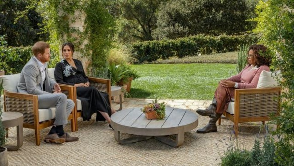 A entrevista aconteceu no jardim de uma casa perto de onde o casal mora em Montecito, a oeste de Los Angeles — Foto: Joe Pugliese/Harpo Productios / CBS/Via BBC