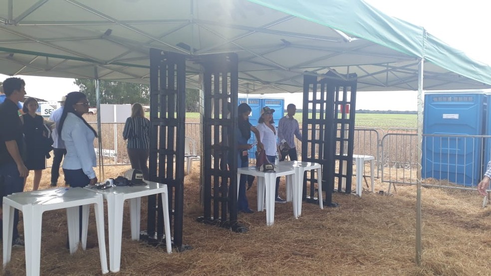 Entrada do evento que o vice-presidente Mourão vai participar em Sorriso tem detectores de metal e segurança reforçada — Foto: Yasmim Oliveira/Centro América FM