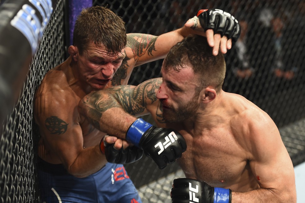Alex Volkanovski acerta uma cotovelada em Darren Elkins em sua vitória no UFC Boise (Foto: Josh Hedges/Getty Images)
