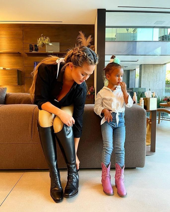Chrissy Teigen e a filha Luna (Foto: Instagram)