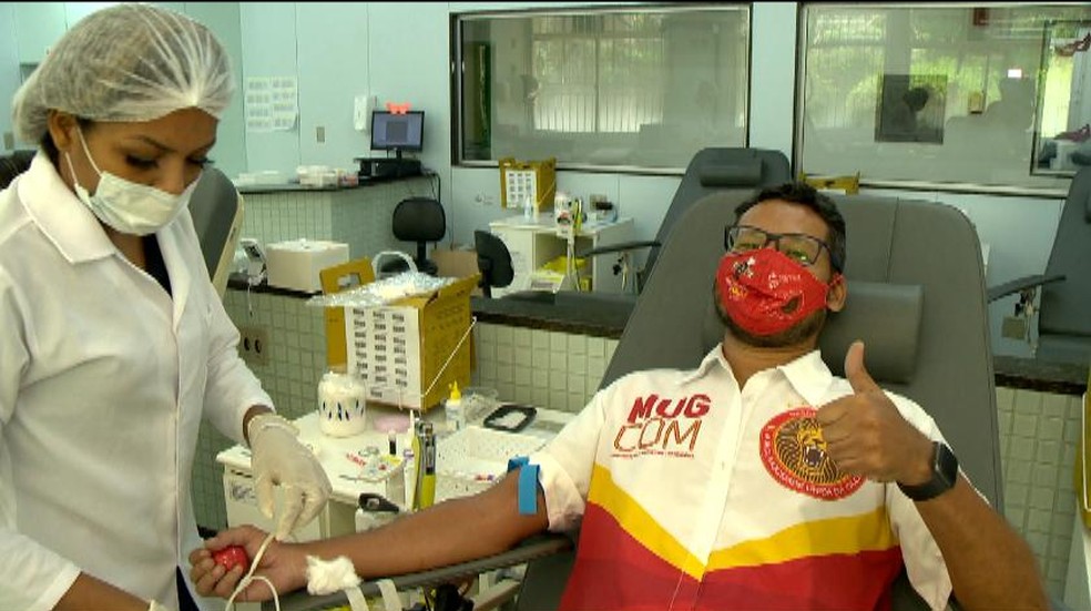 Integrante da escola de samba Mocidade Unida da Glória (MUG) doa sangue no Hemocentro do ES — Foto: Reprodução/TV Gazeta