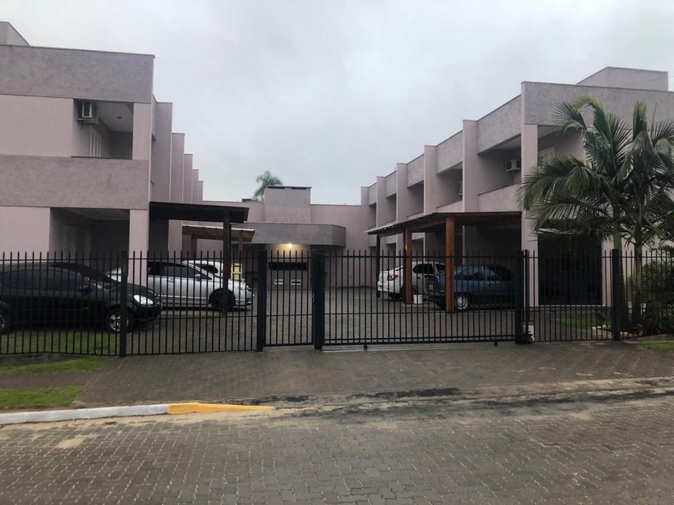 Casal é morto com mais de 60 tiros dentro de casa em Araricá — Foto: Matheus Felipe / RBS TV 