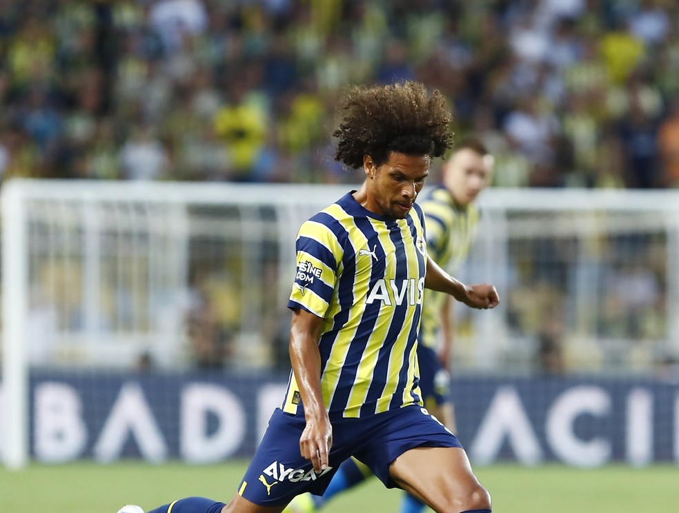 Willian Arão é titular do Fenerbahçe  — Foto: Divulgação/Fenerbahçe